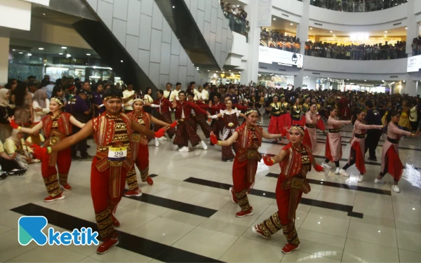 Thumbnail Peserta dengan memakai pakaian kostum tari mengikuti ajang Indonesia Menari 2025 yang serentak di 11 kota di seluruh Indonesia anatara lain; Medan, Palembang, Karawang, Bekasi, Jakarta, Bandung, Semarang Surabaya, Balikpapan, Makasar, dan Manado. Total peserta mencapai 8000 peserta, sedangkan kota Palembang tercatat sebagai peserta terbanyak 1200 peserta, Minggu 12 Oktober 2025. (Foto: Wahyu Rahmanto/Ketik)