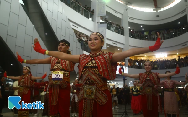 Thumbnail Peserta dengan memakai pakaian kostum tari mengikuti ajang Indonesia Menari 2025 yang serentak di 11 kota di seluruh Indonesia anatara lain; Medan, Palembang, Karawang, Bekasi, Jakarta, Bandung, Semarang Surabaya, Balikpapan, Makasar, dan Manado. Total peserta mencapai 8000 peserta, sedangkan kota Palembang tercatat sebagai peserta terbanyak 1200 peserta, Minggu 12 Oktober 2025. (Foto: Wahyu Rahmanto/Ketik)