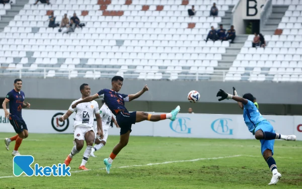 Thumbnail Kiper Persekat Tegal Bagus Prasetiyo berusaha menepis tendangan pemain Sumsel United dalam laga pertandingan kelima Grup Barat Pegadaian Championship 2025-2026 di Stadion Gelora Sriwijaya Jakabaring, Palembang, Minggu 12 Oktober 2025. Gol di cetak pemain Sumsel United Juninho Cabral (84') dan Jalesh Gagarin (94'). Untuk sementara Sumsel United mengungguli PSMS Medan dalam klasemen Pegadaian Championship 2025-2026. (Foto:Wahyu Rahmanto/Ketik).