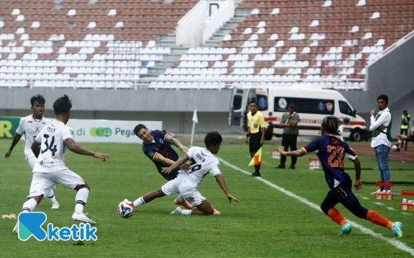 Thumbnail Pemain Persekat Tegal mencoba menghalau pemain Sumsel United dalam laga pertandingan kelima Grup Barat Pegadaian Championship 2025-2026 di Stadion Gelora Sriwijaya Jakabaring, Palembang, Minggu 12 Oktober 2025. Gol di cetak pemain Sumsel United Juninho Cabral (84') dan Jalesh Gagarin (94'). Untuk sementara Sumsel United mengungguli PSMS Medan dalam klasemen Pegadaian Championship 2025-2026. (Foto:Wahyu Rahmanto/Ketik).