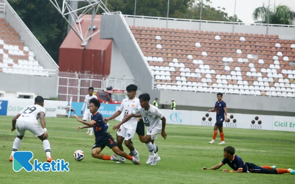 Thumbnail Pemain Persekat Tegal mencoba menghalau pemain Sumsel United dalam laga pertandingan kelima Grup Barat Pegadaian Championship 2025-2026 di Stadion Gelora Sriwijaya Jakabaring, Palembang, Minggu 12 Oktober 2025. Gol di cetak pemain Sumsel United Juninho Cabral (84') dan Jalesh Gagarin (94'). Untuk sementara Sumsel United mengungguli PSMS Medan dalam klasemen Pegadaian Championship 2025-2026. (Foto:Wahyu Rahmanto/Ketik).
