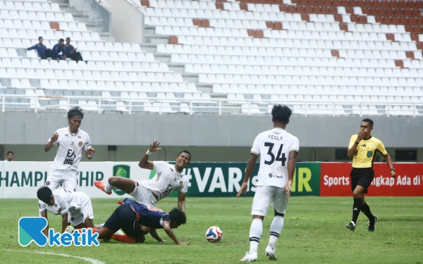 Thumbnail Pemain Persekat Tegal mencoba menghalau pemain Sumsel United dalam laga pertandingan kelima Grup Barat Pegadaian Championship 2025-2026 di Stadion Gelora Sriwijaya Jakabaring, Palembang, Minggu 12 Oktober 2025. Gol di cetak pemain Sumsel United Juninho Cabral (84') dan Jalesh Gagarin (94'). Untuk sementara Sumsel United mengungguli PSMS Medan dalam klasemen Pegadaian Championship 2025-2026. (Foto:Wahyu Rahmanto/Ketik).