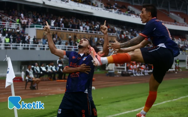 Thumbnail Pemain Sumsel United Juninho Cabral melakukan selebrasi mengangkat tangan ke atas usai mencetak gol ke gawang Persekat Tegal pada menit ke-84 pada laga lanjutan pertandingan kelima Grup Barat Pegadaian Championship 2025-2026 di Stadion Gelora Sriwijaya Jakabaring, Palembang, Minggu 12 Oktober 2025. Untuk sementara Sumsel United mengungguli PSMS Medan dalam klasemen Pegadaian Championship 2025-2026. (Foto:Wahyu Rahmanto/Ketik).