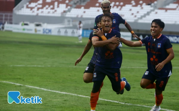 Thumbnail Pemain Sumsel United .Jalesh Gagarin melakukan selebrasi menyilangkan tangan usai mencetak gol ke gawang Persekat Tegal pada menit ke-90+4 pada laga lanjutan pertandingan kelima Grup Barat Pegadaian Championship 2025-2026 di Stadion Gelora Sriwijaya Jakabaring, Palembang, Minggu 12 Oktober 2025. Untuk sementara Sumsel United mengungguli PSMS Medan dalam klasemen Pegadaian Championship 2025-2026. (Foto:Wahyu Rahmanto/Ketik).