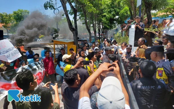 Thumbnail Berita - Tenaga Kesehatan Sampang Demo, Tuding Pemecatan dan Rekrutmen PPPK Bermuatan Politik