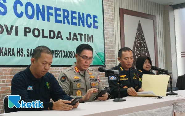 Thumbnail Berita - Tim DVI Polda Jatim Identifikasi 2 Korban Ambruknya Gedung Ponpes Al Khoziny