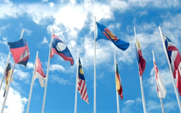 Thumbnail Berita - AMEM ke-43: ASEAN Sepakati Jaringan Listrik Terintegrasi dan Target Energi Terbarukan 2030