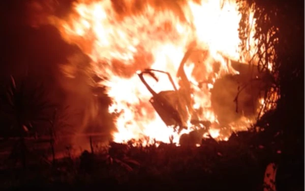 Thumbnail Berita - Diduga Mabuk, Honda Jazz Tabrak Pohon hingga Terbakar di Surabaya, 2 Tewas dan 1 Luka Berat