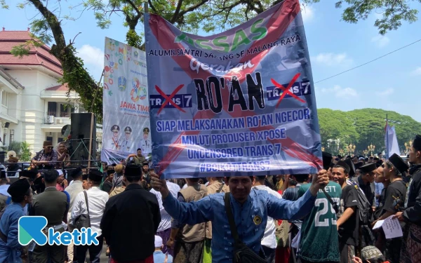 Thumbnail Berita - Ratusan Santri Geruduk Balai Kota Malang, Bela Reputasi Kiai Lirboyo Akibat Tayangan Trans 7