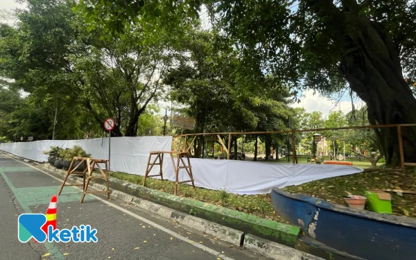 Thumbnail Berita - DLH Kota Malang Tutup Total Alun-Alun Merdeka, Revitalisasi Ditargetkan Selesai Januari 2026