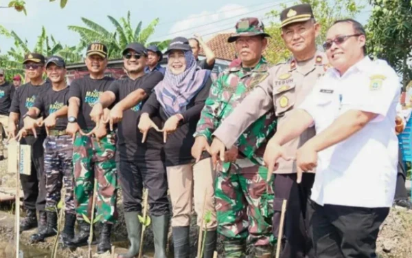 Thumbnail Berita - Pemkab Pemalang Tanam 134 Ribu Mangrove dalam Gerakan Mageri Segoro 2025