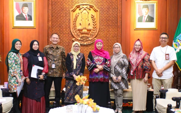 Thumbnail Berita - Gubernur Khofifah Dukung FinExpo dan IISF 2025 Bersama OJK Jatim
