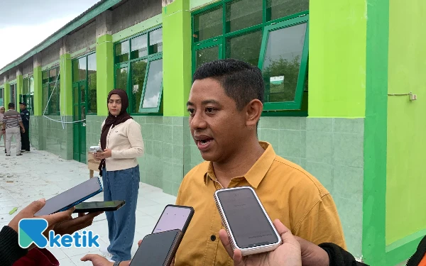 Thumbnail Berita - Baru Seminggu Diresmikan, Atap SD di Kota Blitar Ambruk