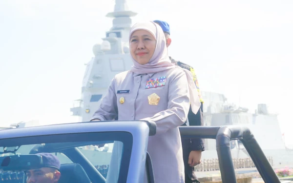 Thumbnail Gubernur Jatim Khofifah Indar Parawansa meninjau pasukan di sela Upacara Pembaretan Kolektif 1.346 Siswa SMAN Taruna se-Jawa Timur Tahun 2025 di Dermaga Madura, Koarmada II TNI Angkatan Laut Surabaya, Kamis, 16 Oktober 2025. (Foto Biro Adpim Pemprov Jatim)