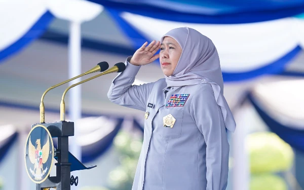 Thumbnail Gubernur Jatim Khofifah Indar Parawansa menjadi inspektur Upacara Pembaretan Kolektif 1.346 Siswa SMAN Taruna se-Jawa Timur Tahun 2025 di Dermaga Madura, Koarmada II TNI Angkatan Laut Surabaya, Kamis, 16 Oktober 2025. (Foto Biro Adpim Pemprov Jatim)
