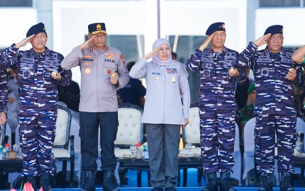 Thumbnail Gubernur Jatim Khofifah Indar Parawansa (tengah) didampingi Panglima Komando Armada II (Pangkoarmada II) Laksda TNI I Gung Putu Alit Jaya, Kapolda Jatim Irjen Pol Nanang Avianto, beserta perwira tinggi TNI AL lainnya di sela Upacara Pembaretan Kolektif 1.346 Siswa SMAN Taruna se-Jawa Timur Tahun 2025 di Dermaga Madura, Koarmada II TNI Angkatan Laut Surabaya, Kamis, 16 Oktober 2025. (Foto Biro Adpim Pemprov Jatim)