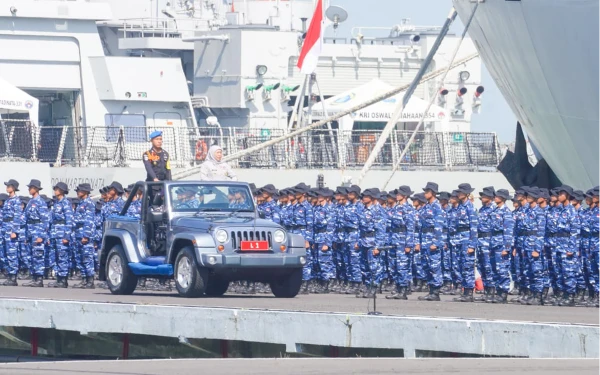 Thumbnail Gubernur Jatim Khofifah Indar Parawansa meninjau pasukan di sela Upacara Pembaretan Kolektif 1.346 Siswa SMAN Taruna se-Jawa Timur Tahun 2025 di Dermaga Madura, Koarmada II TNI Angkatan Laut Surabaya, Kamis, 16 Oktober 2025. (Foto Biro Adpim Pemprov Jatim)