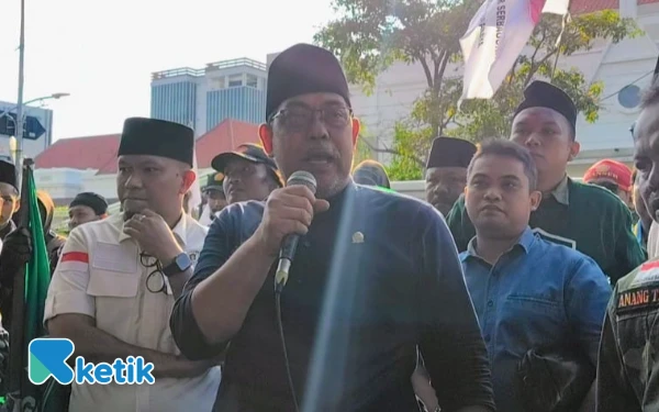 Thumbnail Berita - Santri dan Anggota DPRD Surabaya Desak Trans7 Minta Maaf dan Klarifikasi Tayangan Dianggap Lecehkan Kiai