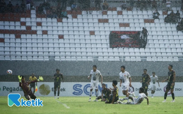 Thumbnail Kiper Sriwijaya FC, Muhamad Zaenuri Azhar berusaha menepis bola tendangan pemain Persekat Tegal pada laga pekan keenam Pegadaian Championship 2025-2026 di Stadion Gelora Sriwijaya Jakabaring Palembang, Jumat 17 Oktober 2025. Dalam laga tersebut Persekat Tegal unggul 1-0 atas Sriwijaya FC yang di cetak oleh Edoard Mandosir (92'). Persekat Tegal kembali membobol gawang Sriwijaya FC pada menit ke 90+8 namun wasit menganulir gol tersebut. (Foto:Wahyu Rahmanto/ketik.com)