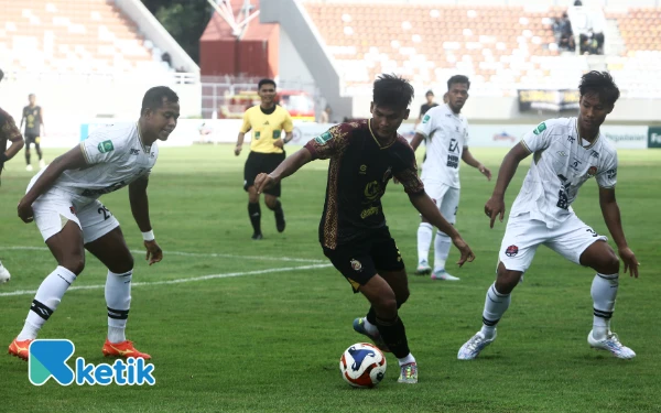 Thumbnail Pemain Sriwijaya FC mencoba menerobos pertahanan Persekat Tegal pada laga pekan keenam Pegadaian Championship 2025-2026 di Stadion Gelora Sriwijaya Jakabaring Palembang, Jumat 17 Oktober 2025. Dalam laga tersebut Persekat Tegal unggul 1-0 atas Sriwijaya FC yang di cetak oleh Edoard Mandosir (92'). Persekat Tegal kembali membobol gawang Sriwijaya FC pada menit ke 90+8 namun wasit menganulir gol tersebut. (Foto:Wahyu Rahmanto/ketik.com)
