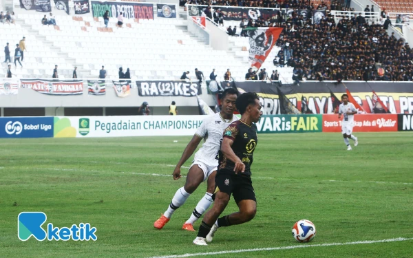 Thumbnail Pemain Persekat Tegal, Joko Susilo mencoba menghadang pemain Sriwijaya FC pada laga pekan keenam Pegadaian Championship 2025-2026 di Stadion Gelora Sriwijaya Jakabaring Palembang, Jumat 17 Oktober 2025. Dalam laga tersebut Persekat Tegal unggul 1-0 atas Sriwijaya FC yang di cetak oleh Edoard Mandosir (92'). Persekat Tegal kembali membobol gawang Sriwijaya FC pada menit ke 90+8 namun wasit menganulir gol tersebut. (Foto:Wahyu Rahmanto/ketik.com)