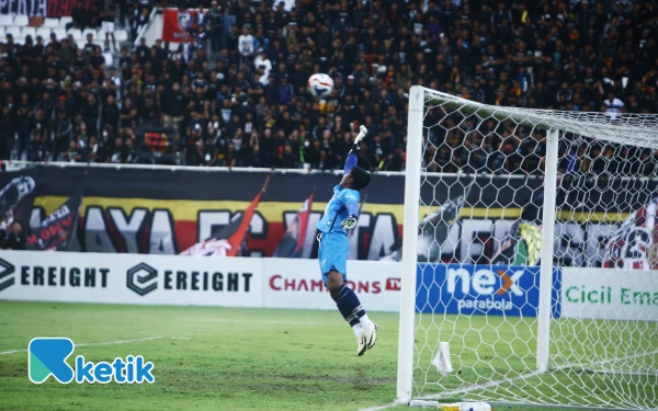 Thumbnail Kiper Persekat Tegal, Dimas Fani Firmansyah berusaha menepis bola tendangan pemain Sriwijaya FC pada laga pekan keenam Pegadaian Championship 2025-2026 di Stadion Gelora Sriwijaya Jakabaring Palembang, Jumat 17 Oktober 2025. Dalam laga tersebut Persekat Tegal unggul 1-0 atas Sriwijaya FC yang di cetak oleh Edoard Mandosir (92'). Persekat Tegal kembali membobol gawang Sriwijaya FC pada menit ke 90+8 namun wasit menganulir gol tersebut. (Foto:Wahyu Rahmanto/ketik.com)