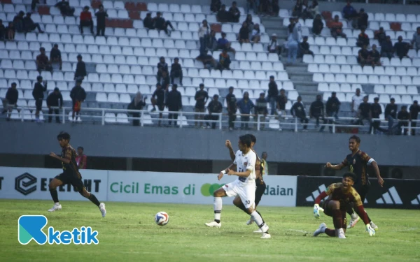 Thumbnail Pemain Persekat Tegal melewati kiper Sriwijaya FC, Muhamad Zaenuri Azhar pada laga pekan keenam Pegadaian Championship 2025-2026 di Stadion Gelora Sriwijaya Jakabaring Palembang, Jumat 17 Oktober 2025. Dalam laga tersebut Persekat Tegal unggul 1-0 atas Sriwijaya FC yang di cetak oleh Edoard Mandosir (92'). Persekat Tegal kembali membobol gawang Sriwijaya FC pada menit ke 90+8 namun wasit menganulir gol tersebut. (Foto:Wahyu Rahmanto/ketik.com)