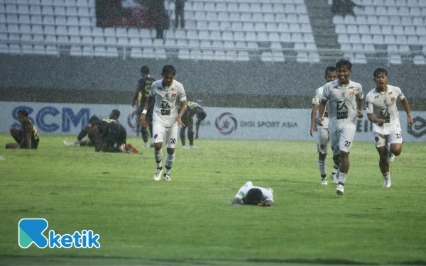 Thumbnail Pemain Persekat Tegal, Edoard Mandosir melakukan selebrasi usai mencetal gol ke gawang Sriwijaya FC pada menit ke 90+2 pada laga pekan keenam Pegadaian Championship 2025-2026 di Stadion Gelora Sriwijaya Jakabaring Palembang, Jumat 17 Oktober 2025. Dalam laga tersebut Persekat Tegal unggul 1-0 atas Sriwijaya FC yang dicetak oleh Edoard Mandosir (92'). Persekat Tegal kembali membobol gawang Sriwijaya FC pada menit ke 90+8 namun wasit menganulir gol tersebut. (Foto: Wahyu Rahmanto/Ketik.com)