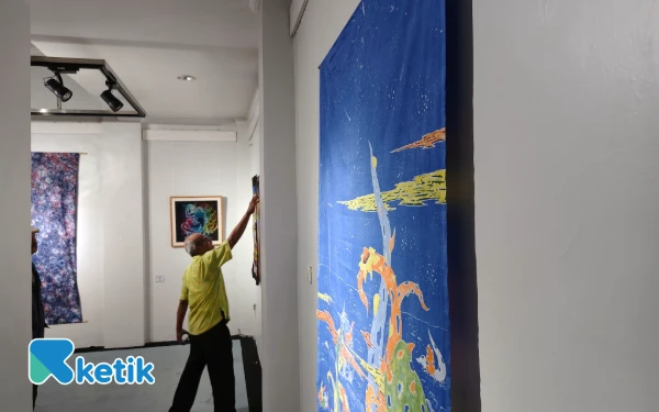 Thumbnail Berita - 10 Perupa Pamerkan Lukisan Batik di Taman Budaya Jawa Timur, Jadi Tempat Salurkan Ekspresi Diri
