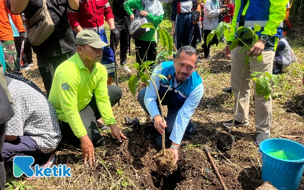 Thumbnail Berita - Bersama Penggiat Adiwiyata, DLH Kota Malang Hijaukan TPA Supit Urang dengan Tanam Seribu Pohon