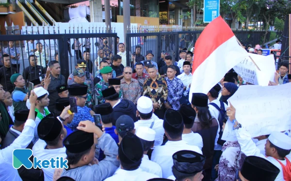 Thumbnail Berita - Ratusan Santri Sampang Gelar Demo di Surabaya, Tuntut Chairul Tanjung Minta Maaf
