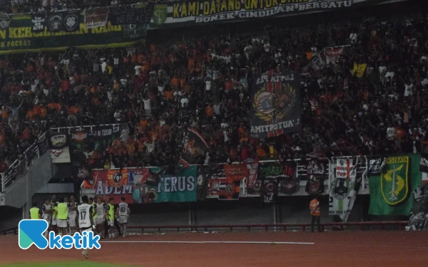 Thumbnail The jak dan Bonek satu tribun sebagai salah satu salam perdamaian antara Suporter di Indonesia, Sabtu, 18 Oktober 2025. (Foto: Khaesar/Ketik.com)