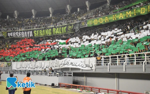 Thumbnail Bonek membuat koreo bendera Palestina saat tampil di Gelora Bung Tomo (GBT), Sabtu, 18 Oktober 2025. (Foto: Khaesar/Ketik.com)