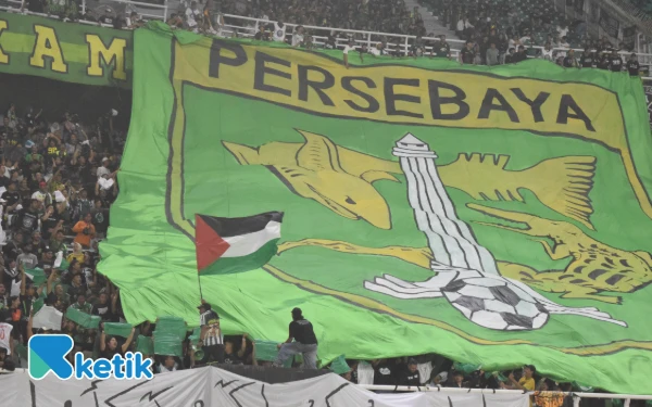 Thumbnail Bendera Palestina dan Persebaya berdampingan saat pertandingan Persebaya melawan Persija, Sabtu, 18 Oktober 2025. (Foto: Khaesar/Ketik.com)
