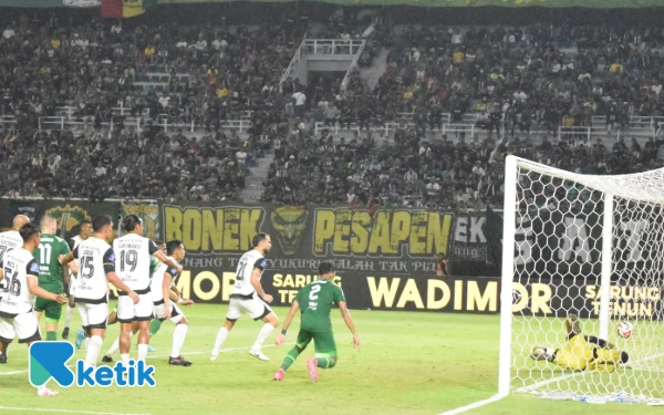 Thumbnail Gol yang dicetak Leo Lelis membuat Persebaya memperkecil keunggulan 1-3, Sabtu, 18 Oktober 2025. (Foto: Khaesar/Ketik.com)