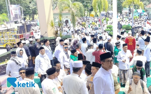 Thumbnail Berita - Bupati dan Wabup Probolinggo Turun ke Jalan, Dukung Aksi Santri Protes Tayangan Expose Trans7