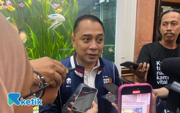Thumbnail Berita - Respons Keluhan Warga Soal Penutupan Jalan Hajatan, Eri Cahyadi Siapkan Aturan Batas Izin Tenda
