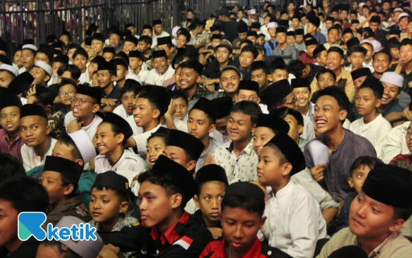 Thumbnail Acara semakin meriah karena juga hadir budayawan Cak Percil Cs dan disusul penampilan shalawat reggae dari Amed Uye yang menghadirkan nuansa religius dibarengi pertunjukan seni dan budaya menjadi satu malam itu. (Foto: Rahmat Rifadin/Ketik.com)