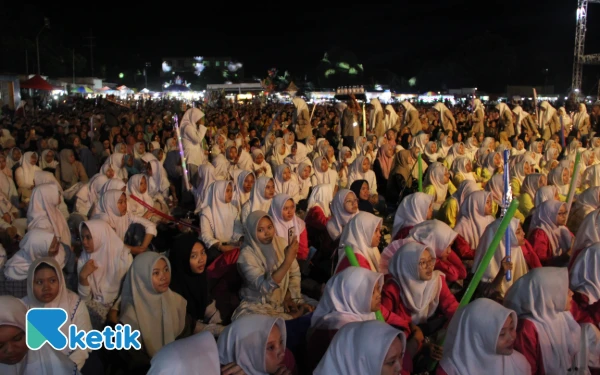 Thumbnail Bukan hanya ribuan santri, masyarakat Jombang juga berbondong-bondong hadir di acara ini. (Foto: Rahmat Rifadin/Ketik.com)