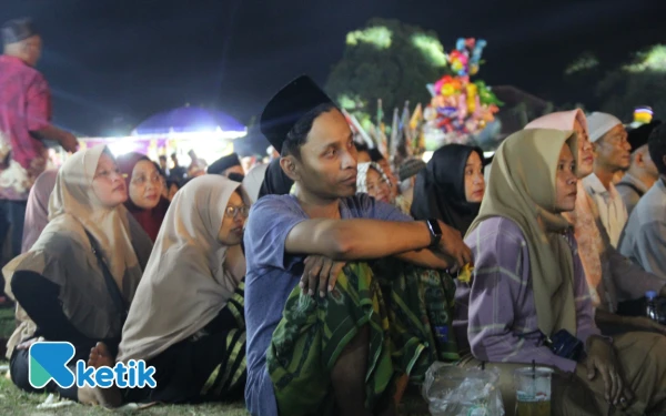Thumbnail Acara tersebut menghadirkan Gus Miftah Maulana Habiburrahman atau Gus Miftah, pengasuh Pondok Pesantren Ora Aji, Sleman, Yogyakarta, yang membawakan tausiah kebangsaan di hadapan ribuan jemaah. (Foto: Rahmat Rifadin/Ketik.com)