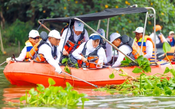 Thumbnail Berita - HUT Korps Marinir dan World Clean Up Day, Gubernur Khofifah dan Marinir Bersih-Bersih Sungai