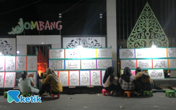 Thumbnail Masyarakat antusias untuk jalan-jalan dan berbelanja. (Foto: Rahmat Rifadin/Ketik.com)