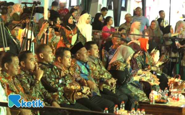 Thumbnail Hadir dalam acara di panggung utama jajaran Forkopimda Kabupaten Jombang lengkap. Bupati Warsubi ditemani istri Yuliati Warsubi. Menemani keduanya di antaranya adalah Wakil Bupati Salmanudin Yazid, Kapolres Jombang Ardi Kurniawan, Dandim 0814 Dicky Prasojo, serta Sekdakab Jombang agus Purnomo. (Foto: Rahmat Rifadin/Ketik.com)