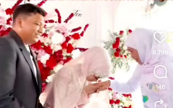 Thumbnail Berita - Khofifah dan 3 Jenderal Mendadak Muncul di Kondangan, Pengantin Auto Nangis Bahagia!