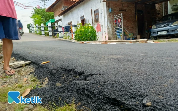 Thumbnail Berita - Warga Ujunggede Pemalang Soroti Proyek Aspal Rp125 Juta yang Sudah Rusak dalam Hitungan Hari