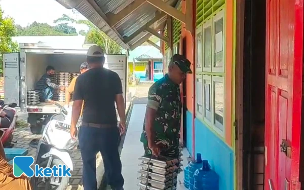 Thumbnail Berita - Dukung Program Presiden Prabowo, Babinsa Simtim Kawal Pembagian MBG di MTsN 2 Sinabang