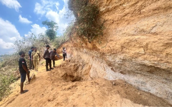 Thumbnail Berita - Pekerja Tewas Tertimpa Longsoran di Bekas Tambang Pasir Kuarsa Tuban, Diduga Milik Anggota DPR RI
