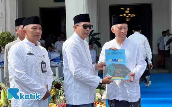 Thumbnail Berita - Peringatan HSN 2025, Wali Kota Malang Serahkan SLF dan PBG ke Ponpes