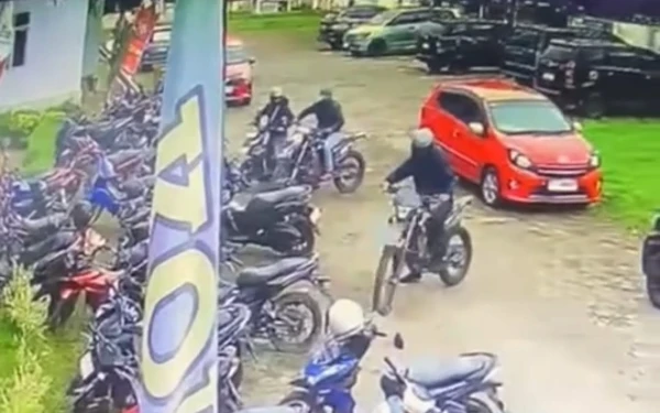 Thumbnail Viral! Naik Fortuner, Komplotan Curanmor Gasak 3 Motor di Wisma Atlet Muba dalam 20 Detik