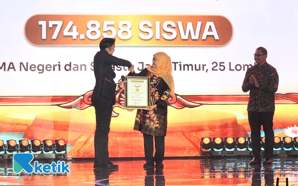 Thumbnail Berita - SEJARAH! Khofifah Terima 2 Rekor MURI Sekaligus, Buktikan Pendidikan Berkualitas Lahirkan Talenta Muda